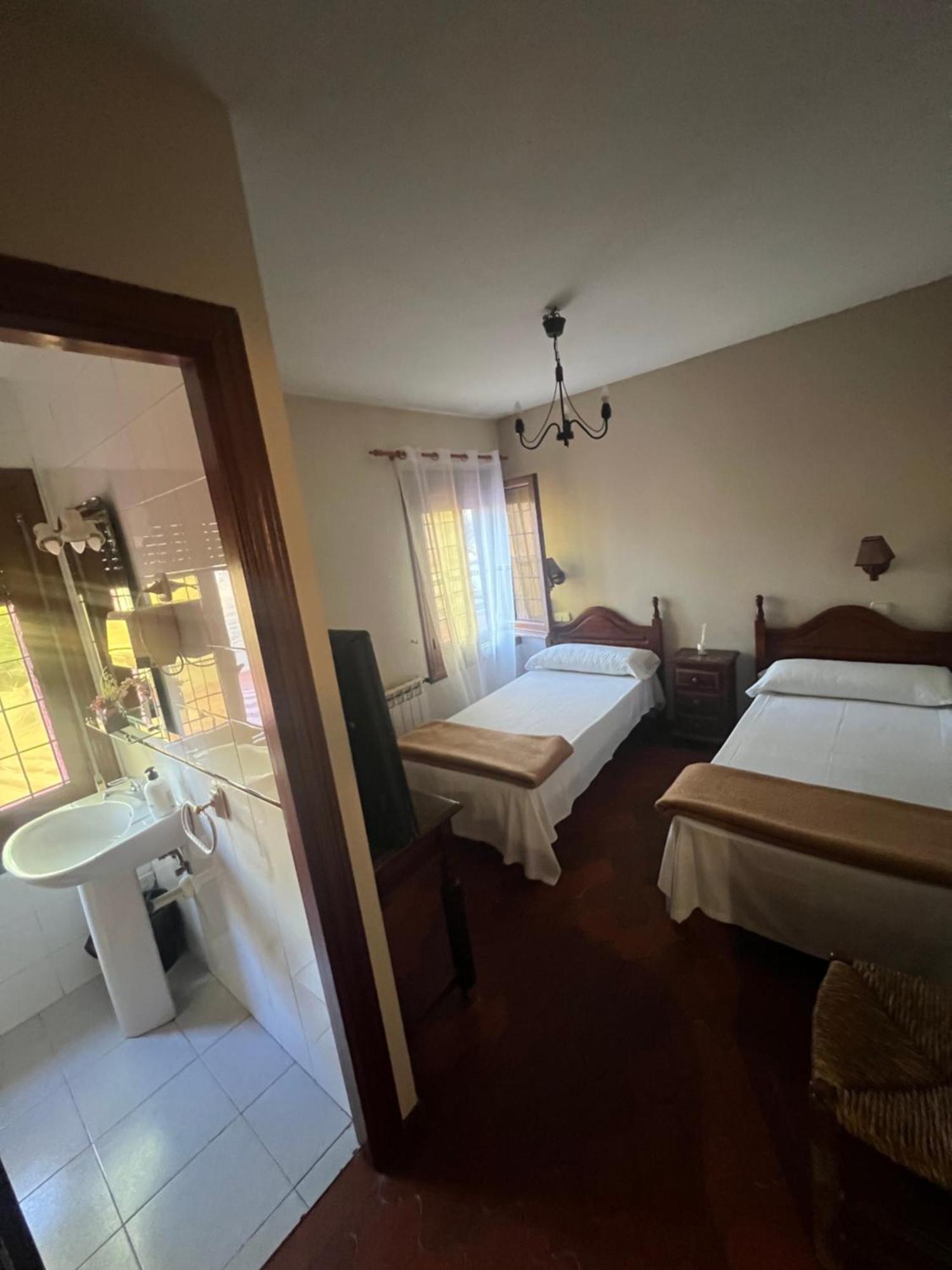 Готель Hostal Sabor Fusion La Pradera de Navalhorno Екстер'єр фото